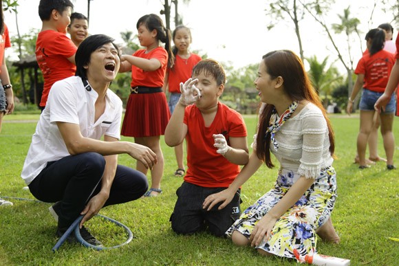 Vợ chồng Hồ Hoài Anh tung MV hot cùng thí sinh nhí ảnh 2