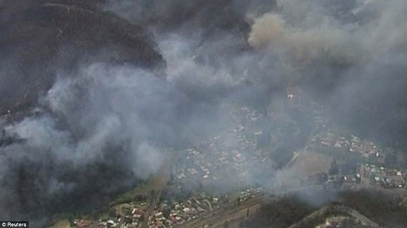 Cháy lớn ở Australia, ít nhất 100 ngôi nhà bị thiêu rụi ảnh 2