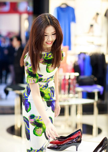 Hoa hậu biển Nguyễn Thị Loan lạ lẫm với mái tóc xù ảnh 7