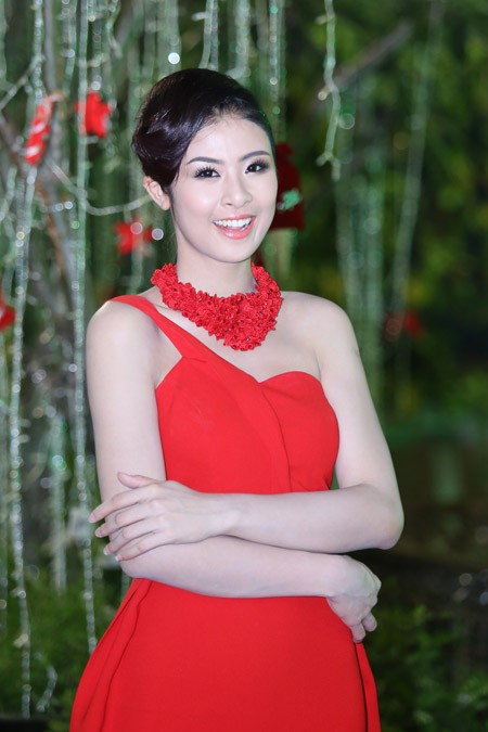 Ngọc Hân, Kim Dung kiêu sa trong sắc đỏ ảnh 5