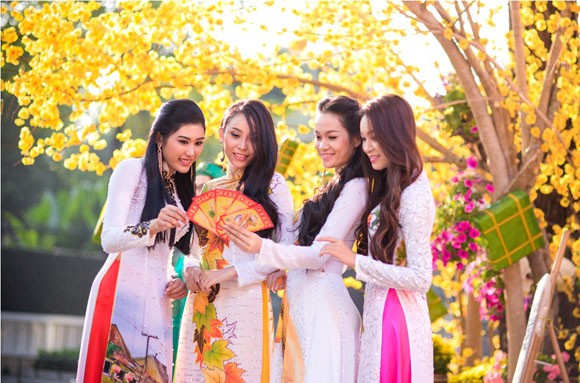 Người đẹp Việt rạng rỡ khoe sắc trong tà áo dài truyền thống ảnh 5
