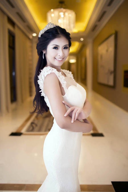 Hoa hậu Ngọc Hân rạng rỡ trong trang phục tự thiết kế ảnh 2