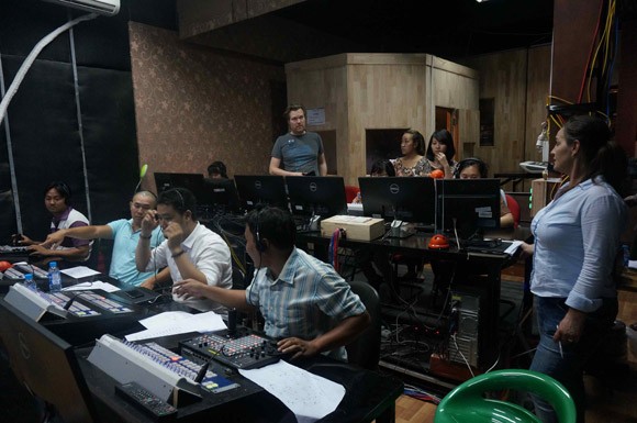 Ekip "khổng lồ" biến "kẻ vô danh" thành ngôi sao lớn ảnh 2