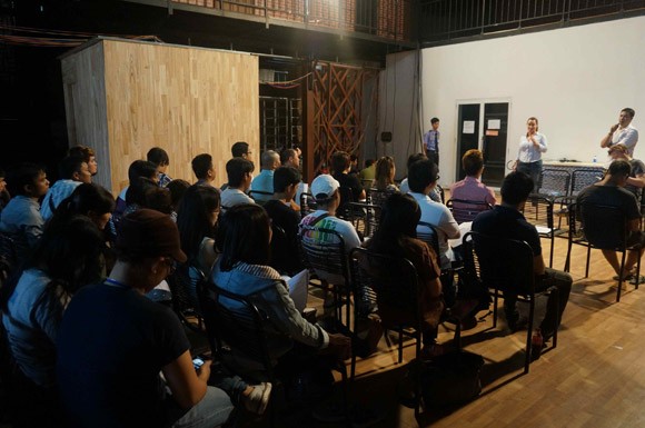 Ekip "khổng lồ" biến "kẻ vô danh" thành ngôi sao lớn ảnh 1
