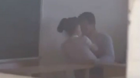 Choáng clip thầy giáo và nữ sinh hôn nhau say đắm trong lớp học ảnh 2
