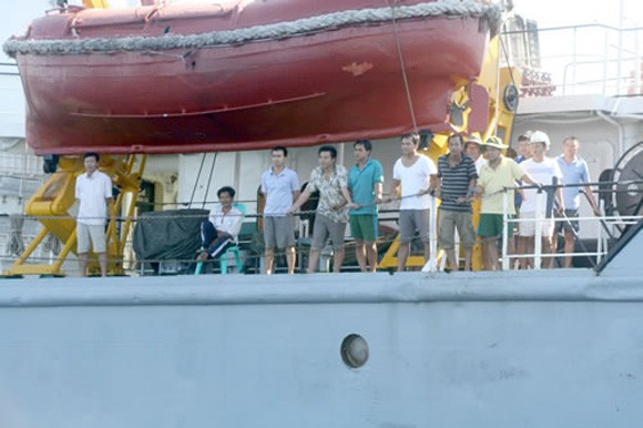 Tàu Trung Quốc dã man, bỏ mặc ngư dân Việt Nam sống chết giữa biển ảnh 2