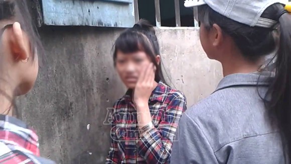 Hà Nội: Thêm một nữ sinh bị đánh hội đồng, trong khi các bạn hò reo cổ vũ ảnh 6