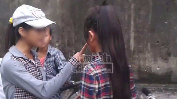 Hà Nội: Thêm một nữ sinh bị đánh hội đồng, trong khi các bạn hò reo cổ vũ ảnh 2