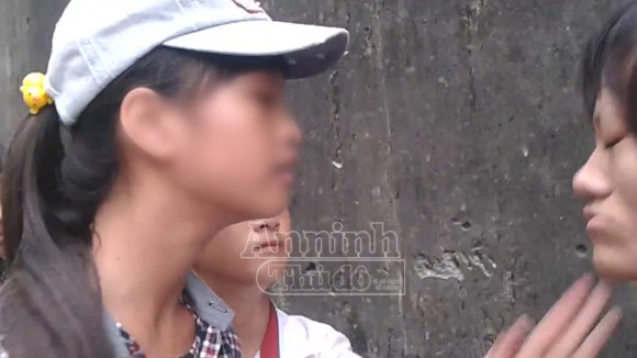 Hà Nội: Thêm một nữ sinh bị đánh hội đồng, trong khi các bạn hò reo cổ vũ ảnh 3