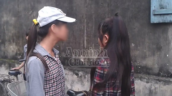 Hà Nội: Thêm một nữ sinh bị đánh hội đồng, trong khi các bạn hò reo cổ vũ ảnh 1