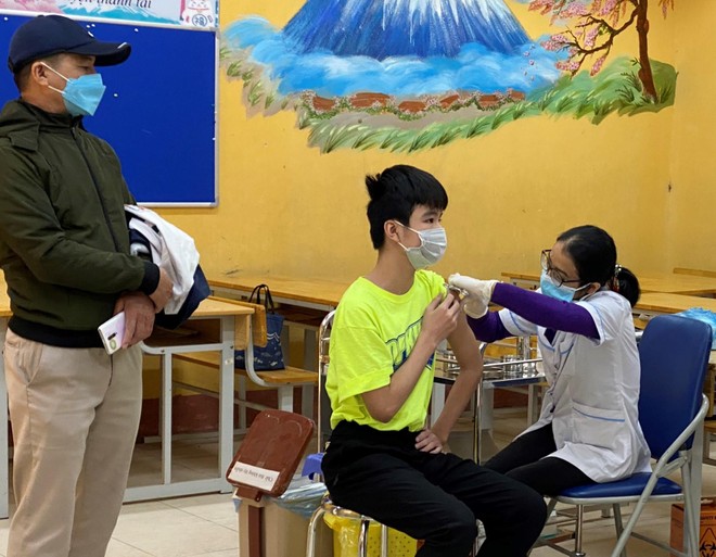 Hà Nội: Nhiều trường học mời phụ huynh trực tiếp chứng kiến con trẻ tiêm phòng Covid-19 ảnh 2