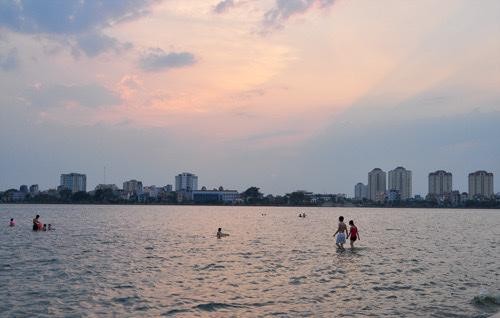 Hà Nội: Hồ Tây biến thành bãi tắm khổng lồ ngày nắng nóng ảnh 1