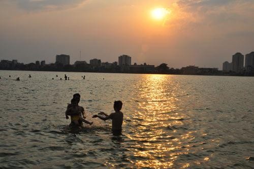 Hà Nội: Hồ Tây biến thành bãi tắm khổng lồ ngày nắng nóng ảnh 3