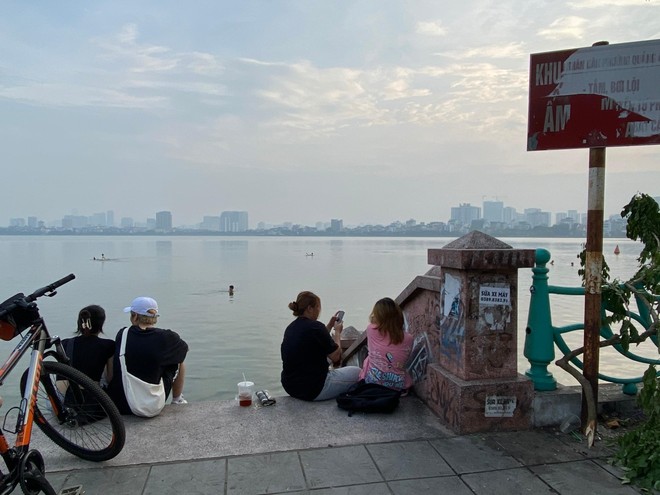 Hà Nội: Hồ Tây biến thành bãi tắm khổng lồ ngày nắng nóng ảnh 5
