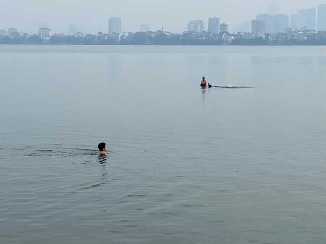 Hà Nội: Hồ Tây biến thành bãi tắm khổng lồ ngày nắng nóng ảnh 4