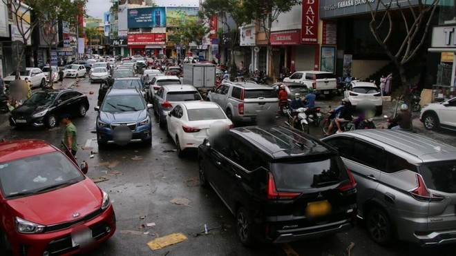 Hàng loạt ô tô chết máy chìm trong nước ở Đà Nẵng có được bồi thường? ảnh 2