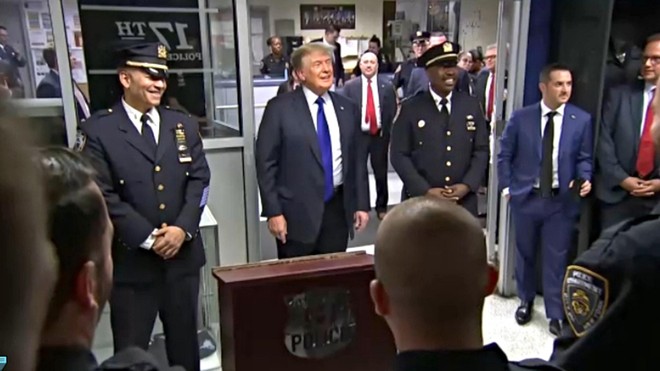 Thăm lính cứu hỏa New York, ông Trump hé lộ có thể tái tranh cử Tổng thống năm 2024 ảnh 1