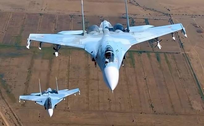 Chiến đấu cơ Su-30 của Nga chặn 2 máy bay ném bom của Mỹ trên Biển Đen ảnh 1
