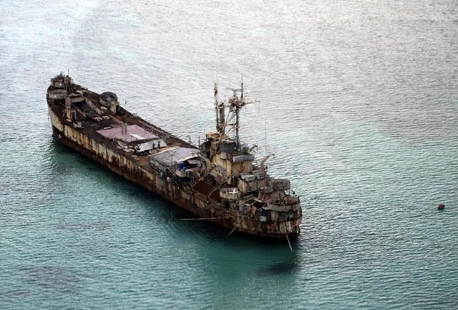 Philippines nhắc nhở Trung Quốc về vụ 2 tàu tiếp tế bị phun vòi rồng ảnh 1