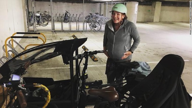 Nữ nghị sĩ New Zealand phóng xe máy đến bệnh viện sinh con ảnh 2