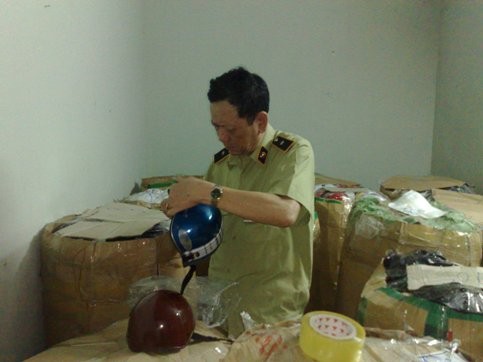Đột kích “tổng kho” mũ bảo hiểm nghi vấn ảnh 1