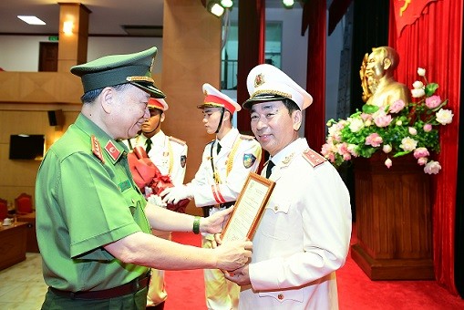Trao Quyết định thăng cấp bậc hàm từ Thiếu tướng lên Trung tướng đối với Thứ trưởng Trần Quốc Tỏ ảnh 1
