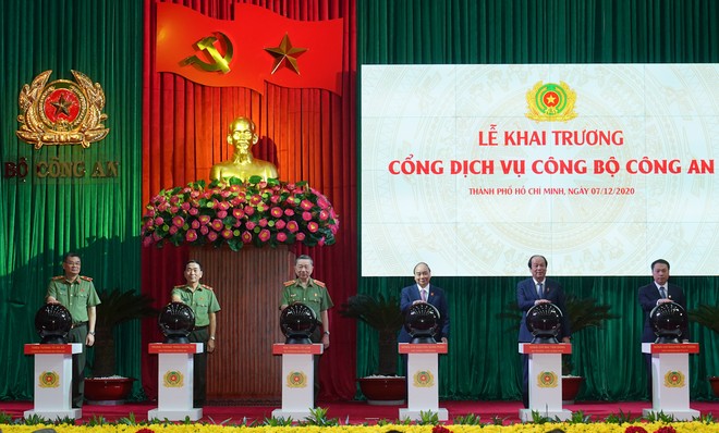 Thủ tướng Nguyễn Xuân Phúc nhấn nút khai trương Cổng dịch vụ công Bộ Công an ảnh 1