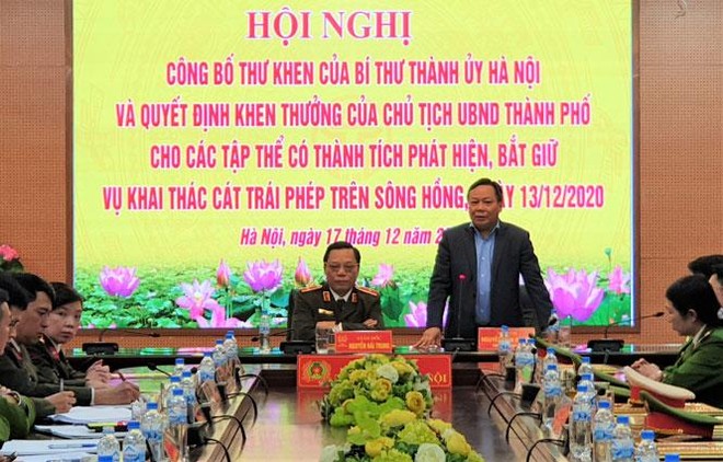 Bí thư Thành ủy Hà Nội gửi Thư khen các đơn vị bắt vụ khai thác cát trái phép trên sông Hồng ảnh 1
