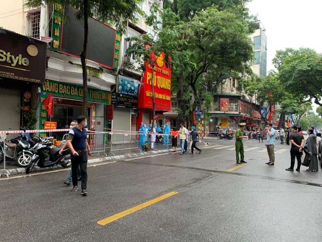 Hà Nội: Phong tỏa 3 hiệu vàng và 8 số nhà trên phố Trần Nhân Tông vì có trường hợp F0 ảnh 2