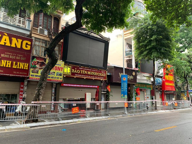 Hà Nội: Phong tỏa 3 hiệu vàng và 8 số nhà trên phố Trần Nhân Tông vì có trường hợp F0 ảnh 1