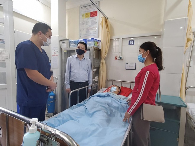 Ban Giám đốc CATP Hà Nội thăm, động viên chiến sỹ bị thương trong khi làm nhiệm vụ ảnh 1