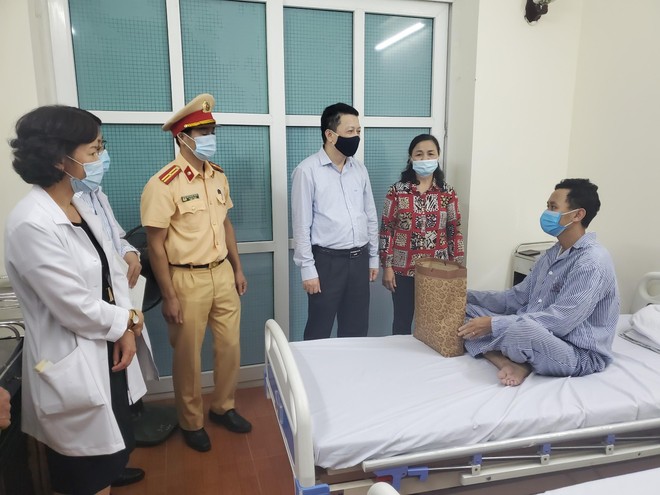 Ban Giám đốc CATP Hà Nội thăm, động viên chiến sỹ bị thương trong khi làm nhiệm vụ ảnh 2