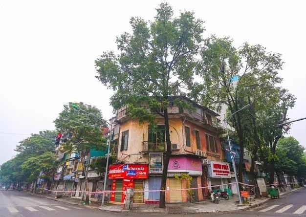 Tại phường Nguyễn Du, quận Hai Bà Trưng, Hà Nội: Gần 30 hộ dân, cửa hàng ‘đóng cửa, không ra khỏi nhà’ để phòng dịch Covid ảnh 1