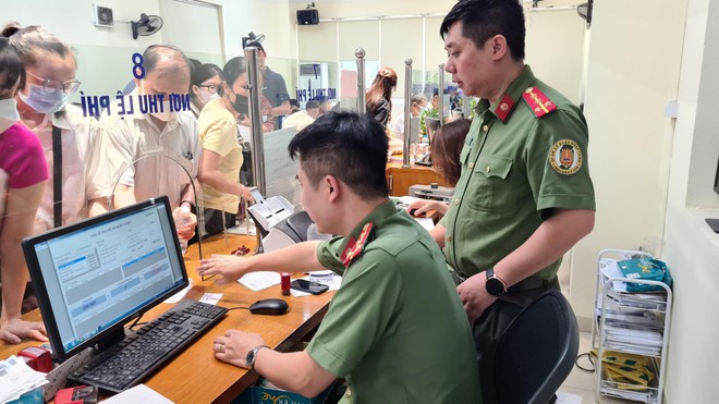 Hà Nội: Tiếp nhận gần 800 hồ sơ cấp hộ chiếu mẫu mới ảnh 1