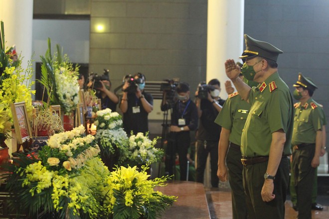 Tang lễ trọng thể 3 Liệt sỹ Công an Hà Nội anh dũng hy sinh vì sự bình yên của Nhân dân ảnh 14