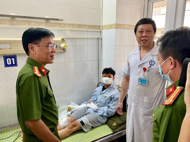 Động viên chiến sỹ phòng cháy chữa cháy bị bỏng trong khi làm nhiệm vụ ảnh 1