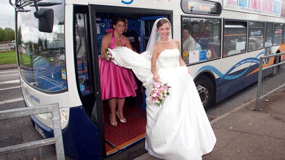 Cô dâu đi xe buýt đến đám cưới ảnh 1