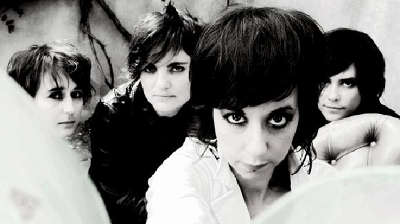 4 cô gái mãnh liệt với… rock ảnh 1