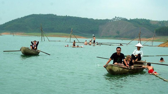 Thả hồn trên Thác Bà ảnh 1