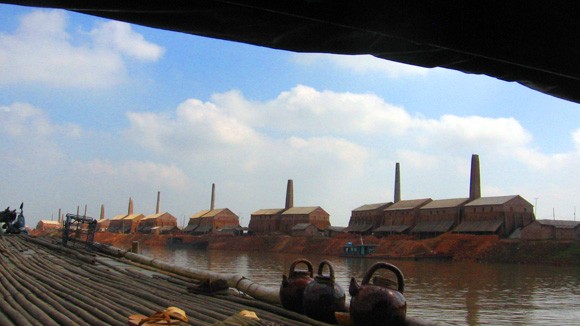 Thả thuyền gốm trên sông Hồng ảnh 1