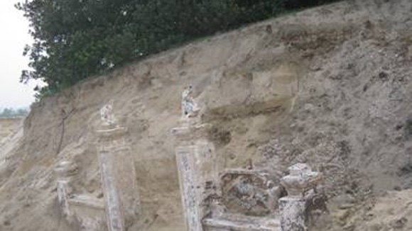 Phát hiện ngôi đền cổ bị vùi sâu trong cát ảnh 1