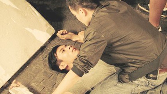 Không ngại khóc, chỉ ngại… hôn ảnh 1