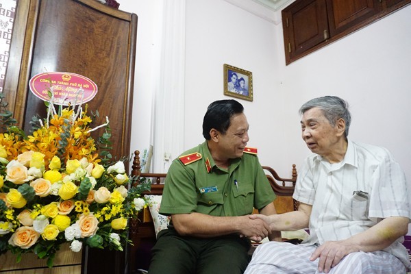 Thiếu tướng Nguyễn Hải Trung, Giám đốc Công an Hà Nội thăm hỏi chúc mừng nguyên lãnh đạo Công an Hà Nội ảnh 1
