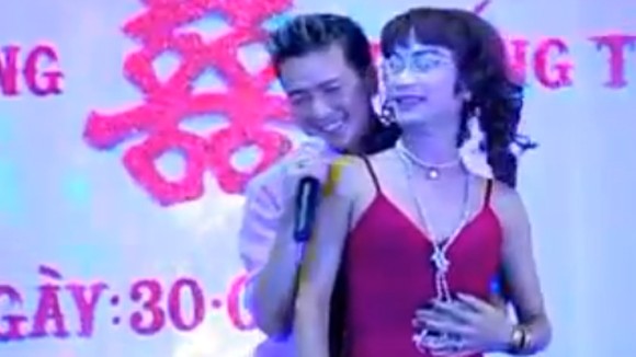 Cười nghiêng ngả xem Đàm Vĩnh Hưng "Xin lỗi tình yêu" ở đám cưới ảnh 2