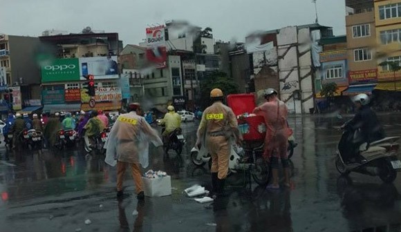 CSGT dầm mưa giúp dân gặp sự cố trên đường ảnh 2