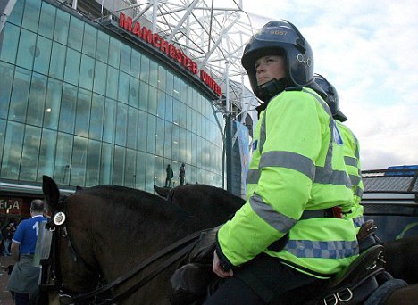 Cảnh sát tăng cường bảo vệ trận derby thành Manchester ảnh 1