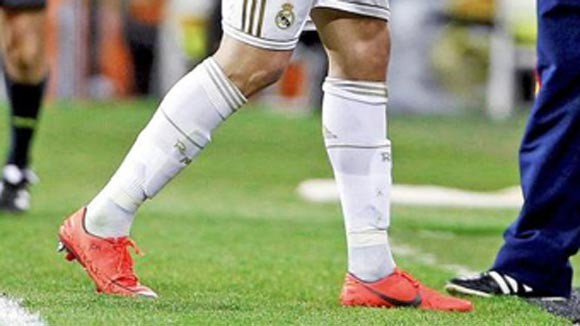 Ronaldo mất giày trước trận gặp Bayern ảnh 1