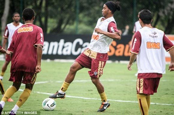 Ronaldinho qua đêm với gái lạ trước mỗi trận đấu ảnh 1