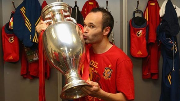 Iniesta đoạt danh hiệu Cầu thủ xuất sắc nhất Euro 2012 ảnh 1