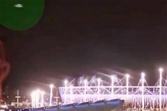 Đĩa bay lạ xuất hiện tại Olympic ảnh 1